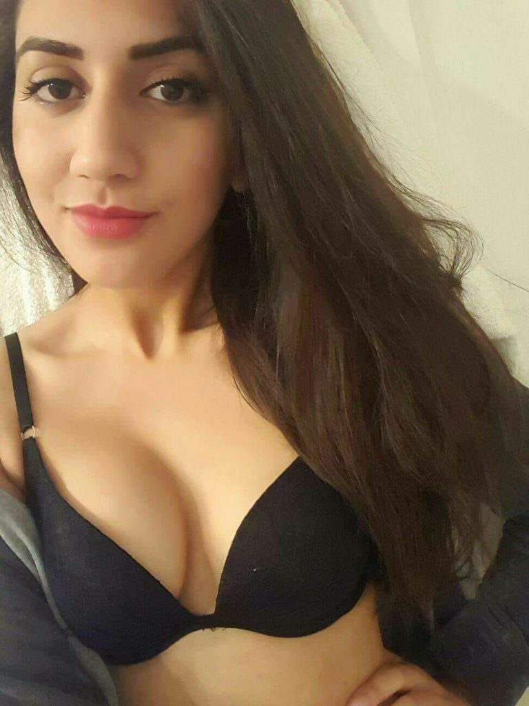 Sexy Girl aus der Türkei strippt beim Erotik Chat mit Dir